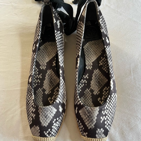 Tory Burch Heather Lace Up Wedge Espadrille Printed Satin Snake Print Sz 9.5 EUC - Picture 2 of 11